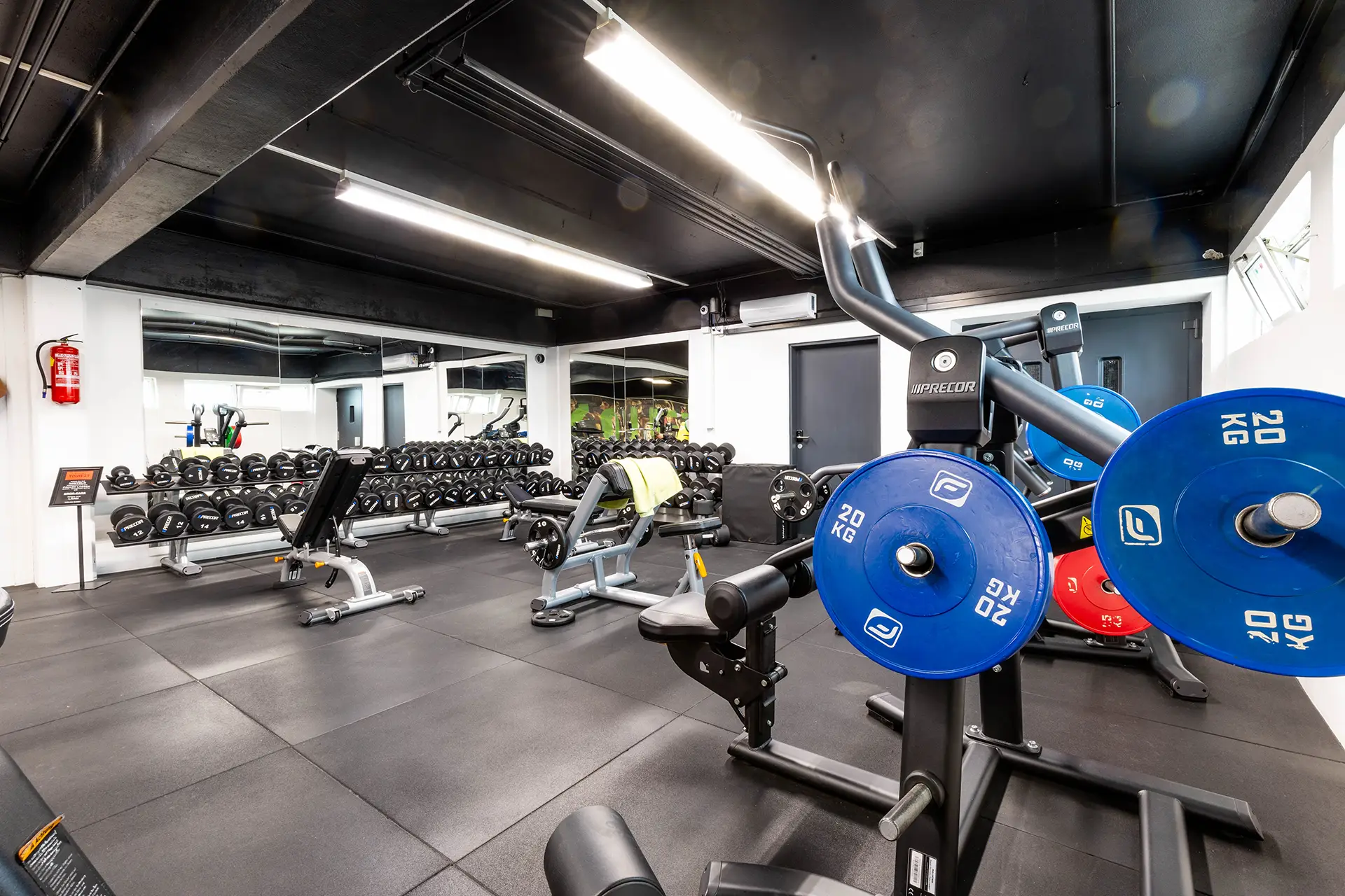 Gewichte im Fitnessstudio YOU!FIT